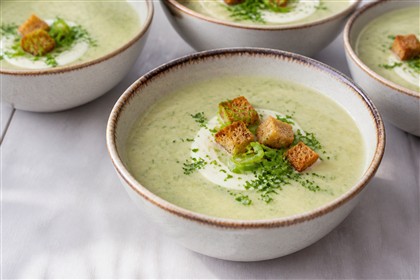 Cremige Sauerampfer-Kartoffel-Suppe mit Roggenbrot-Croûtons