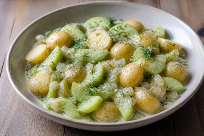Cremige Schmorgurken-Kartoffel-Pfanne mit Zwiebeln und frischem Dill