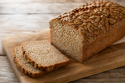Saftiges Weizenvollkornbrot mit Sonnenblumenkernen
