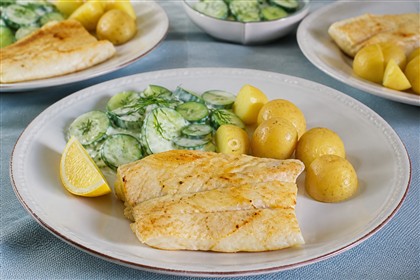 Gebratenes Schollenfilet mit Gurken-Dill-Gemüse und neuen Kartoffeln