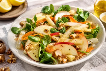 Warmer Salat mit Schwarzwurzeln, Apfel, Möhren, Feldsalat und Walnüssen