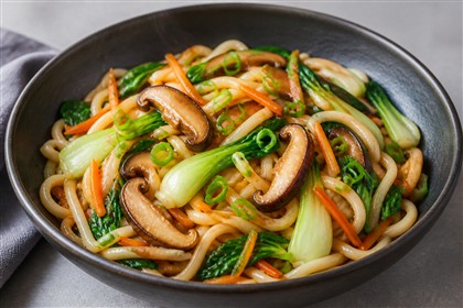 Udon-Nudeln mit gebratenen Shiitakepilzen, Pak Choi und Möhren