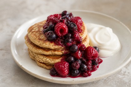Hafer-Pancakes mit Beerenkompott und pflanzlichem Joghurt