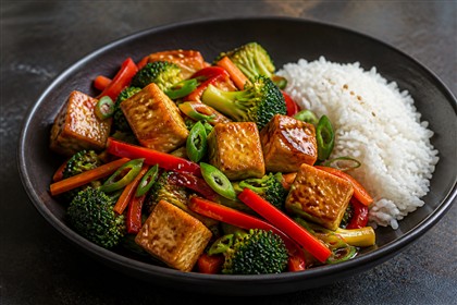 Gebratener Tofu mit Brokkoli, Paprika und Möhren in Sojasoße, dazu Reis