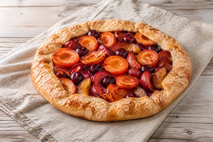 Offene Galette mit Aprikosen, Kirschen, Pflaumen, Zwetschgen und Mandelblättchen