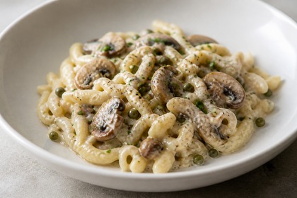Cremige Spätzle mit Champignons und grünen, schwarzen sowie weißen Pfefferkörnern