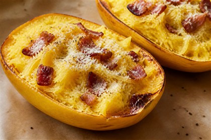 Gebackener Spaghettikürbis mit Ei-Parmesan-Sauce und knusprigem Speck