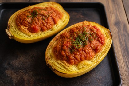 Gebackener Spaghettikürbis mit roter Linsen-Tomatensauce