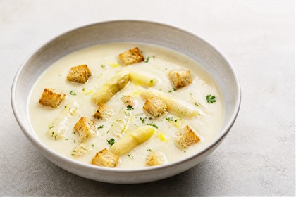 Cremige weiße Spargelsuppe mit Spargelstücken und Zitronen-Croûtons