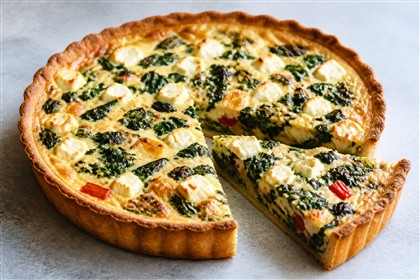 Goldbraun gebackene Quiche mit Spinat, Mangoldstielen und Feta
