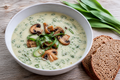 Kartoffel-Spitzwegerich-Suppe mit gebratenen Champignons