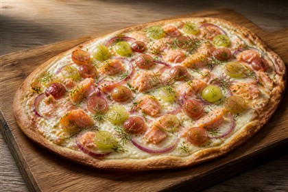 Knuspriger Flammkuchen mit Stachelbeeren, Lachs, Frischkäse, Zwiebeln und Dill