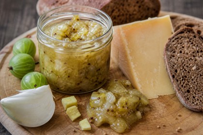 Stachelbeer-Zwiebel-Chutney im Glas mit Käse und Roggenbrot