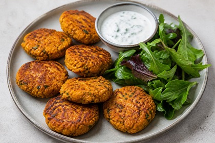 Gebratene Süßkartoffel-Linsen-Bratlinge mit Kräuterjoghurt und Blattsalat