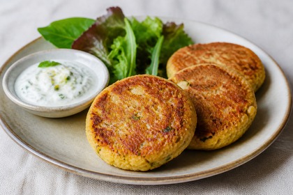 Goldbraune Süßlupinen-Bratlinge mit Kräuterjoghurt und grünem Salat