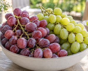 Rote und grüne Tafeltrauben mit natürlichem Duftfilm in einer Obstschale