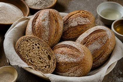 Rustikale Brötchen aus Khorasan-Weizen und Waldstaudenroggen