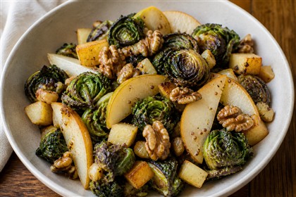 Warmer Salat aus Kohlröschen, Kartoffeln, Birne und Walnüssen
