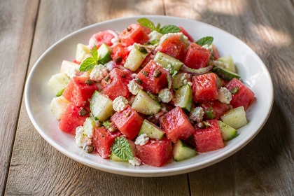 Wassermelonen-Gurken-Salat mit weißem Melonenrand, Feta, Minze und gerösteten Melonenkernen
