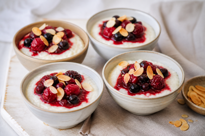 Cremiger Grießpudding aus Weidemilch mit Beerenkompott und Mandeln