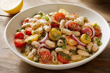 Weiße-Bohnen-Tomaten-Salat mit frischem Basilikumöl