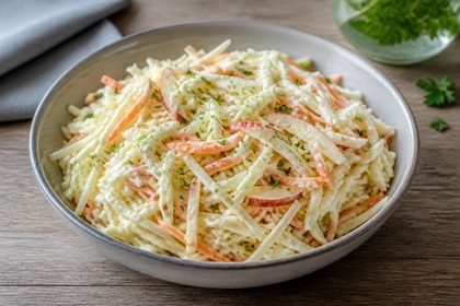 Cremiger Coleslaw aus Weißkohl, Möhre und roten Apfelstreifen