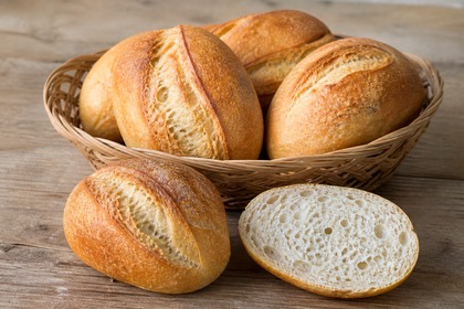 Goldbraune Weizenbrötchen mit Backmalz und luftiger Krume