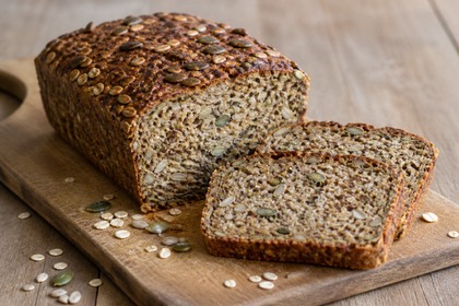 Aufgeschnittenes Weizenkleie-Saatenbrot mit Haferflocken und verschiedenen Kernen
