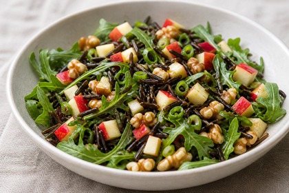 Wildreis-Salat mit Apfelwürfeln, Walnüssen, Rucola und Frühlingszwiebeln
