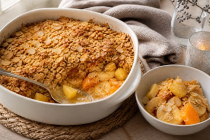 Winterlicher Crumble mit Ananas, Banane und Orange