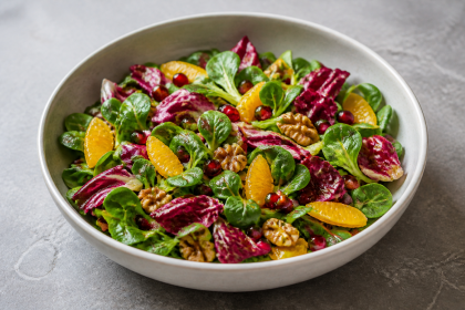 Winterlicher Salat aus Winterportulak, Radicchio, Orange, Granatapfel und Walnüssen