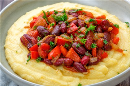Cremiges Yams-Kokos-Püree mit Kidneybohnen, Paprika und Tomaten
