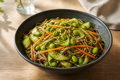 Soba-Nudelsalat mit Gurke, Edamame, Möhre und Yuzu-Dressing