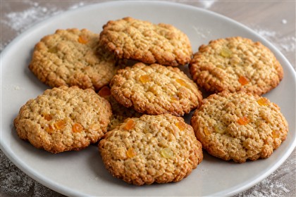 Goldbraune Haferplätzchen mit fein gehacktem Zitronat und Orangeat