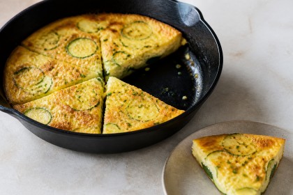 Goldgelbe Zucchini-Parmesan-Frittata mit Schnittlauch