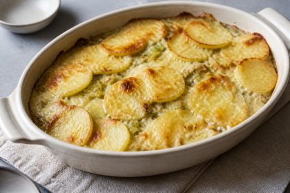 Goldbraunes Kartoffelgratin mit gedünstetem Zuckerhut und Käse