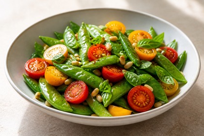 Grüner Zuckerschoten-Salat mit Kirschtomaten, Basilikum und Pinienkernen