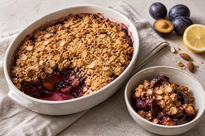 Gebackener Zwetschgen-Crumble mit Haferflocken und Mandeln
