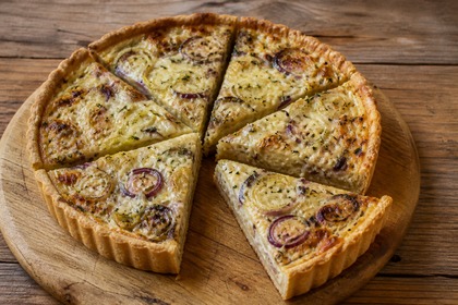 Herzhafte Tarte mit mild gedünsteten Zwiebeln, Lauch und Käse